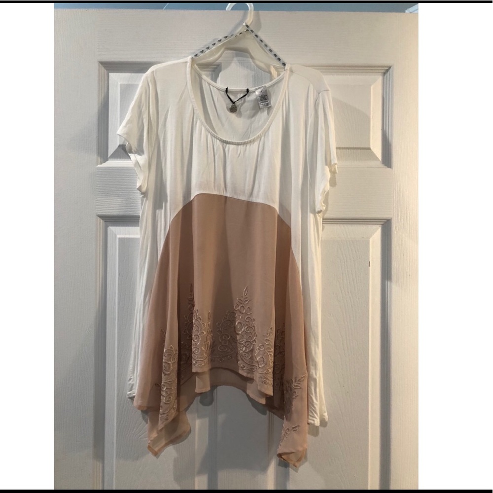 Flowy size small boutique top with lace detail